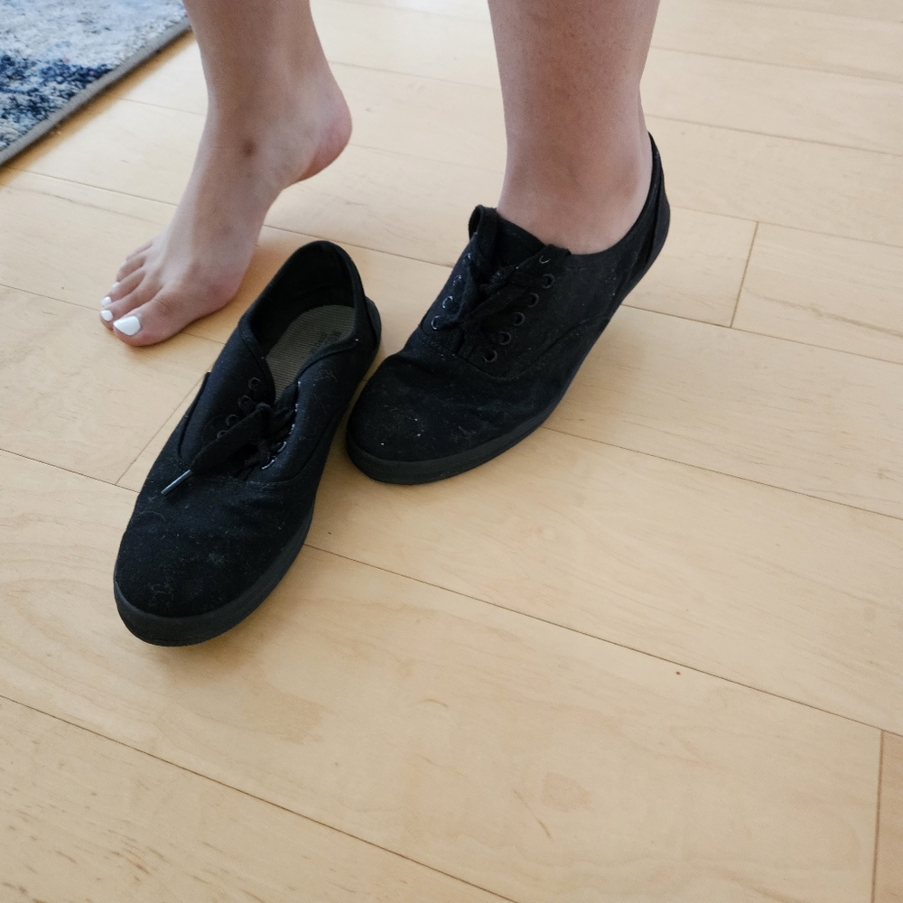 Womens used shoes sneakers size 7.5 black